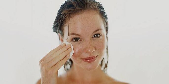 Applicare olio sulla pelle del viso per il ringiovanimento