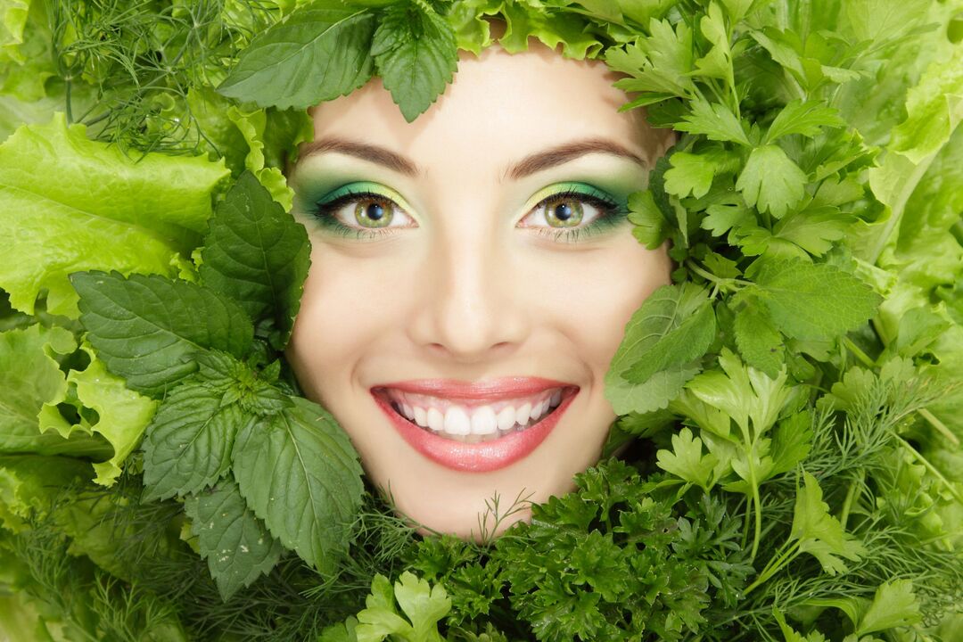 Pelle del viso giovane, sana e bella grazie all'uso di erbe lenitive