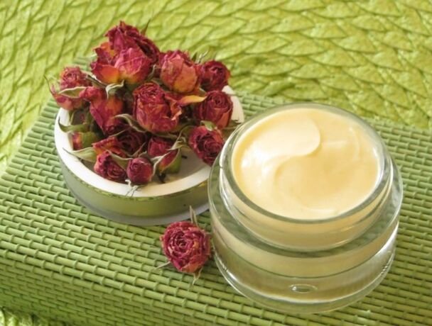 Crema di erba con acqua rosa